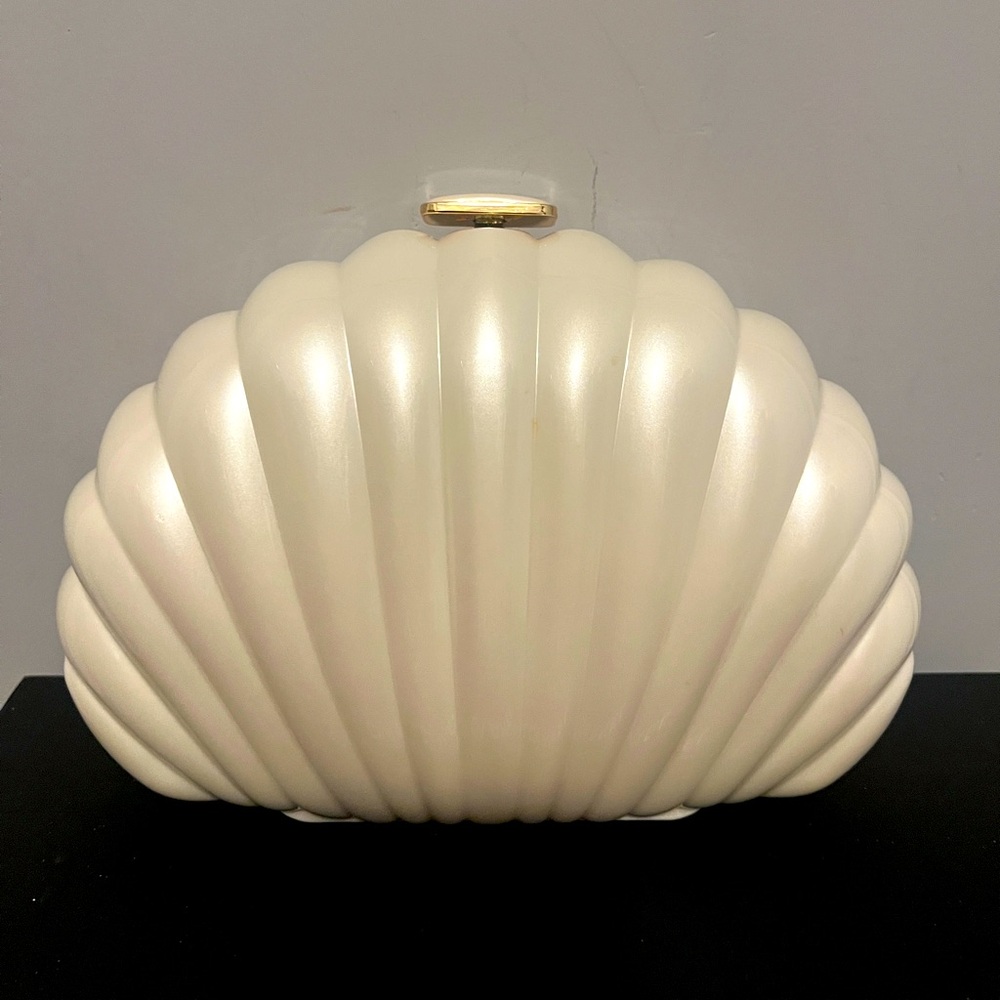 Pearl white seashell hard clutch bag